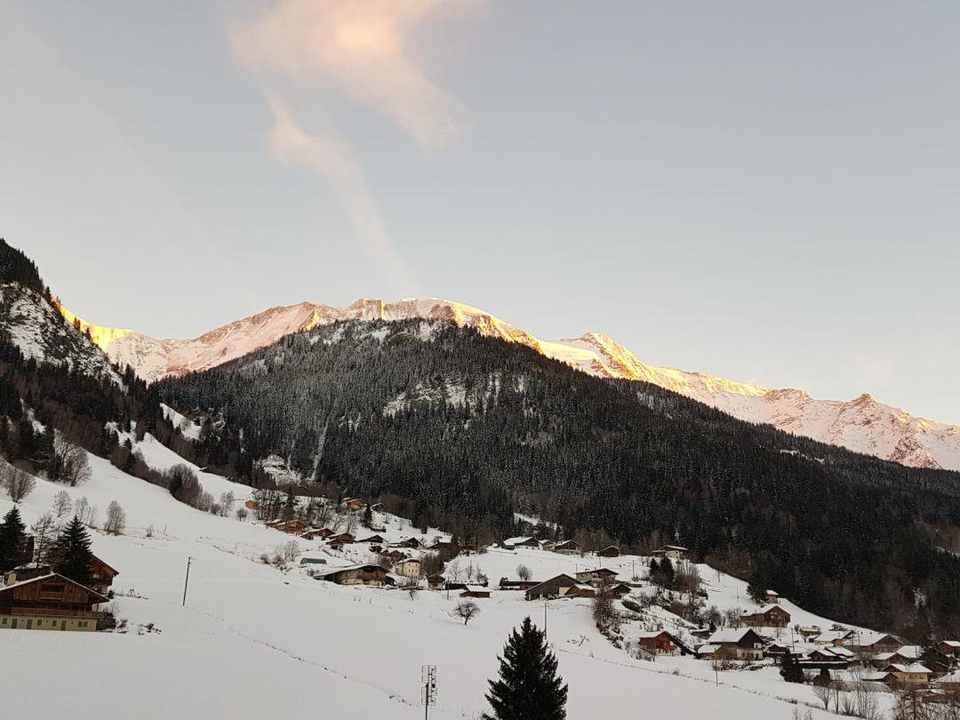 Lever de soleil hivernal sur les dômes de Miages. Vue du balcon.