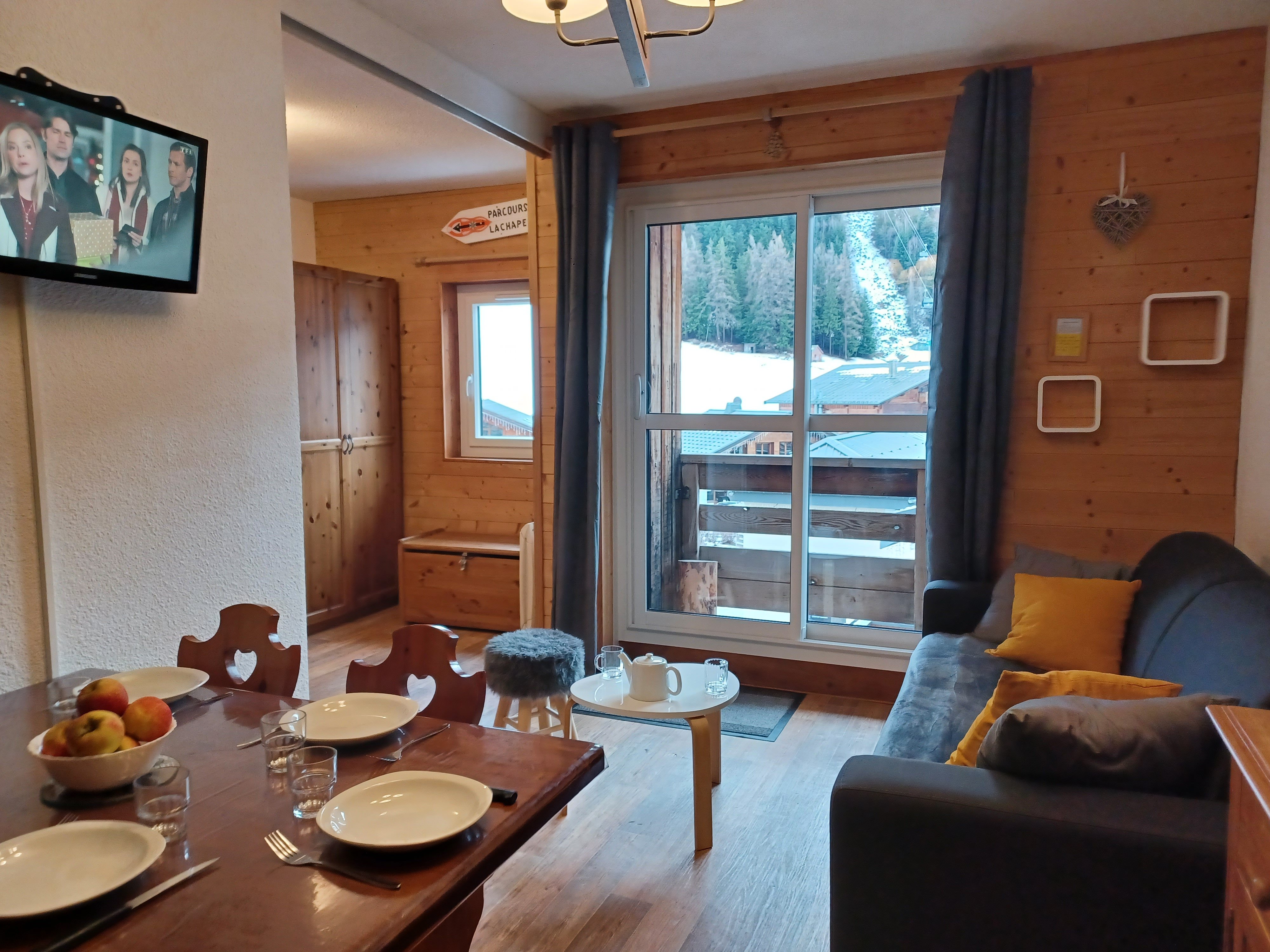 Appartement cocooning en plein coeur de la station et à 50 mètres des remontées mécaniques. Exposé sud avec vue sur les pistes.