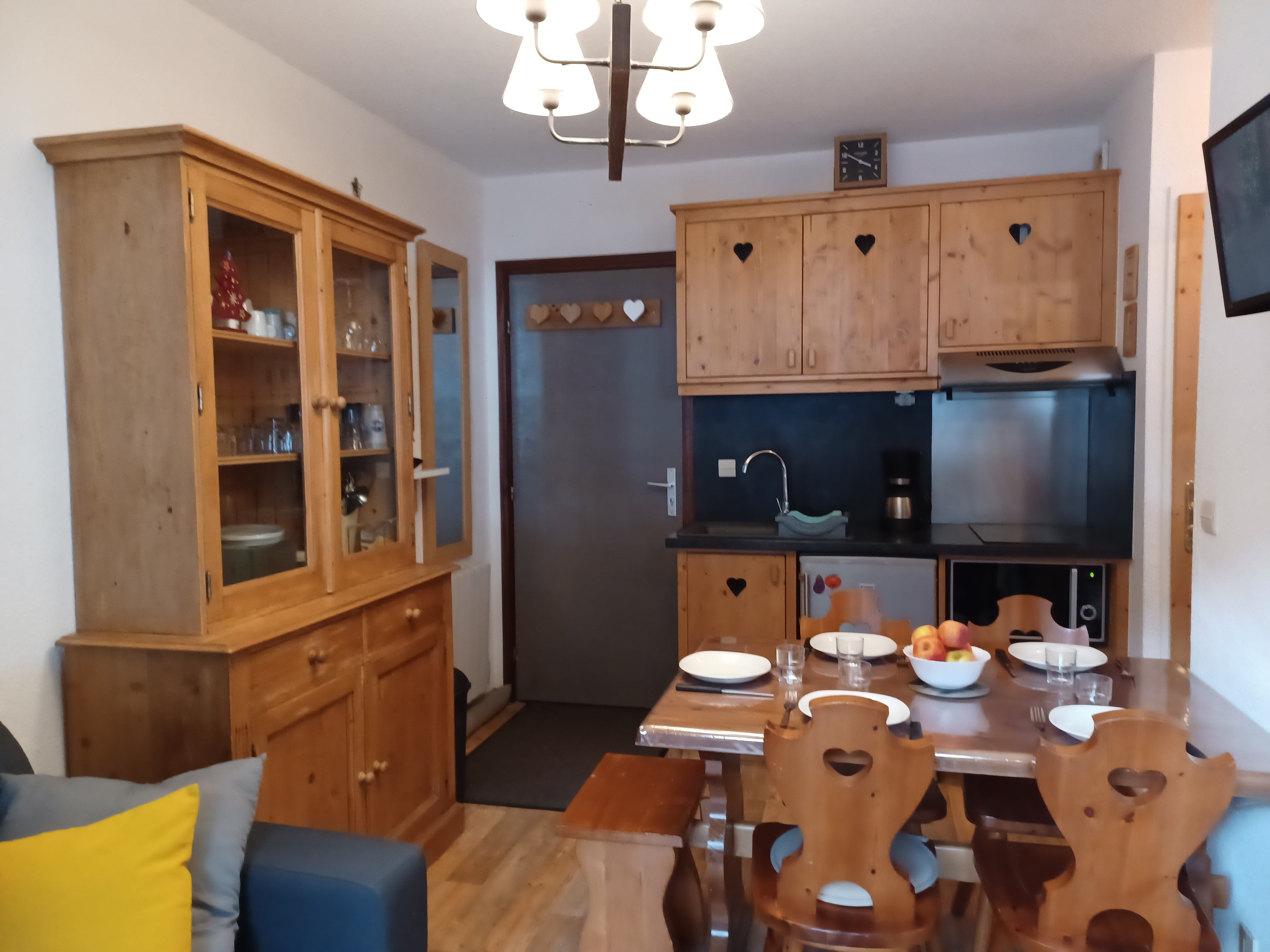 Appartement cocooning en plein coeur de la station et à 50 mètres des remontées mécaniques. Exposé sud avec vue sur les pistes.