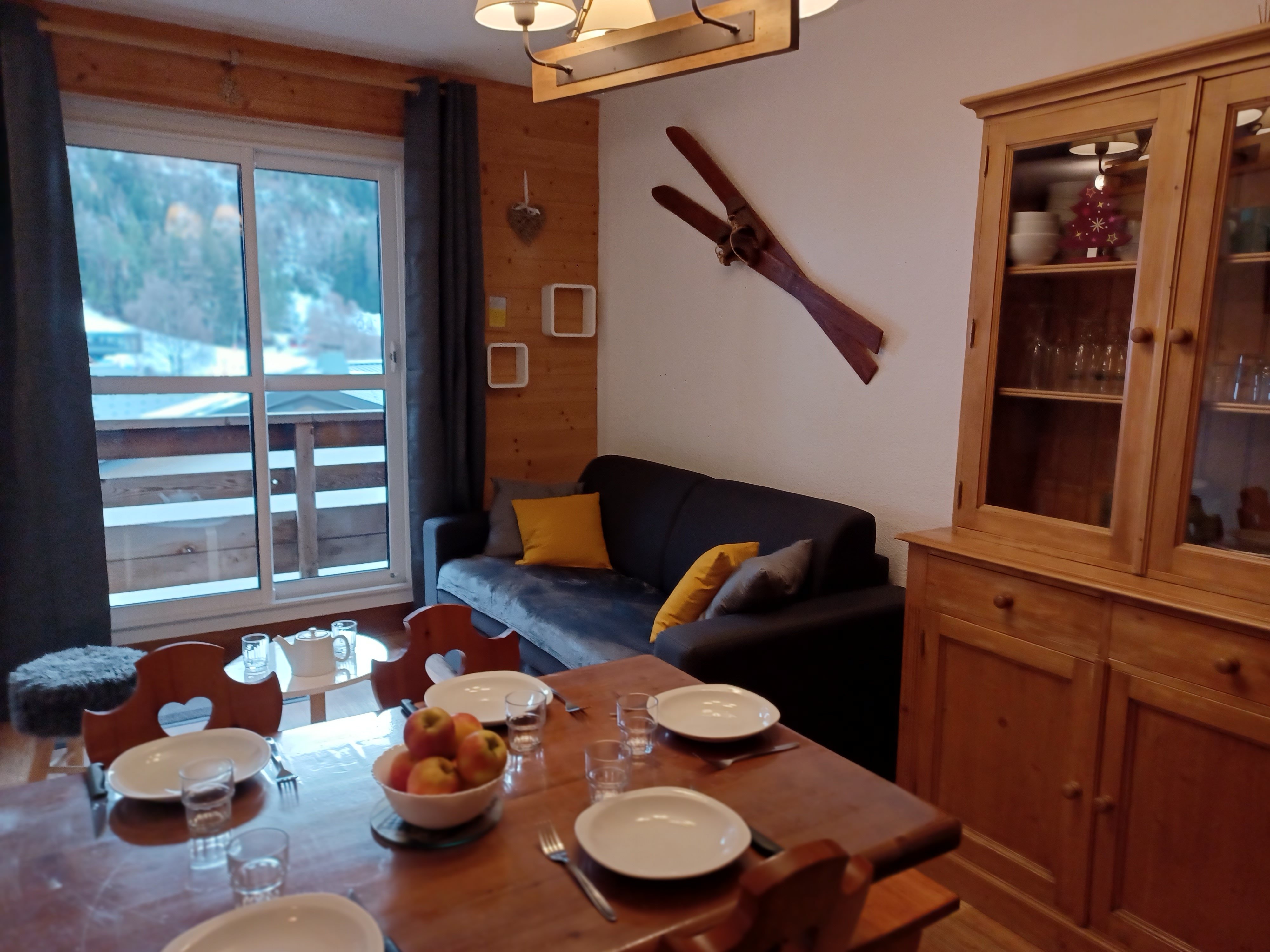 Appartement cocooning en plein coeur de la station et à 50 mètres des remontées mécaniques. Exposé sud avec vue sur les pistes.