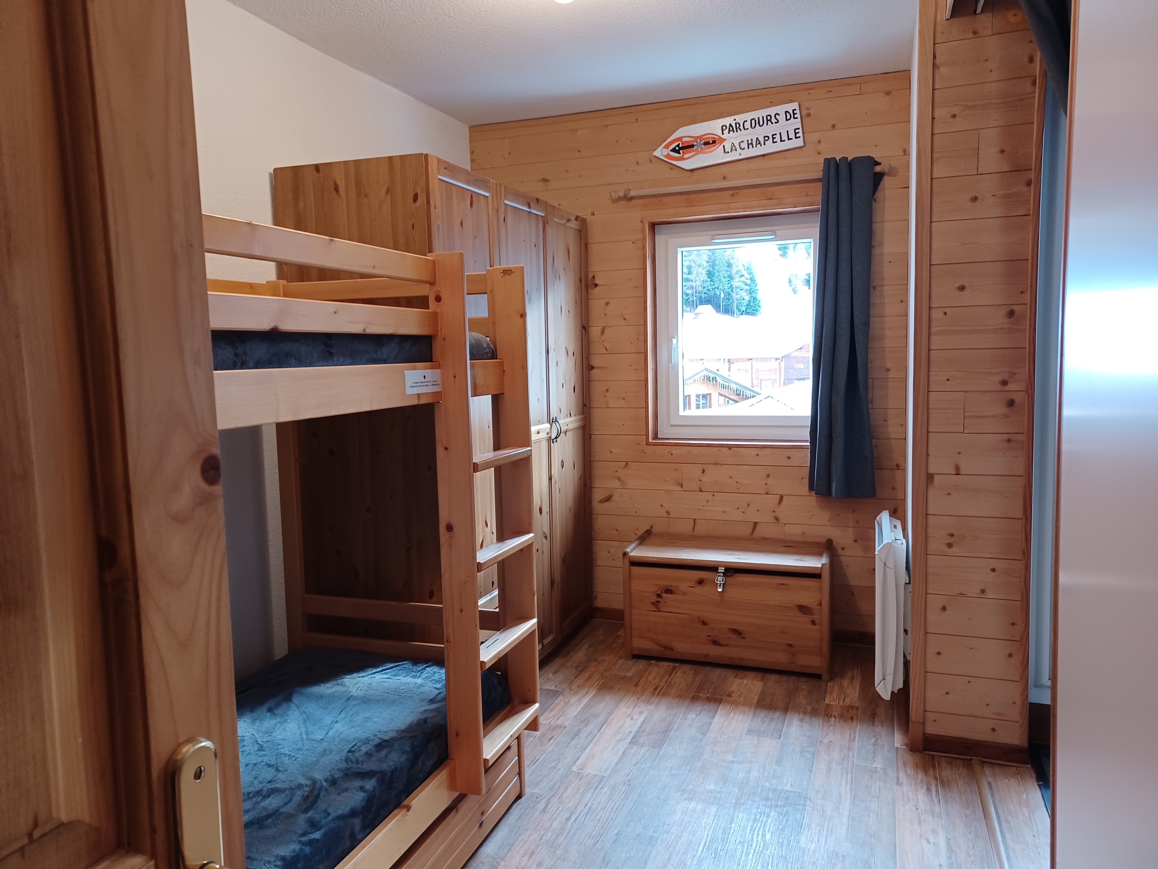 Chambre 3 couchages + canapé lit rapido dans la pièce principale.
Paroi coulissante entre la pièce principale et la chambre