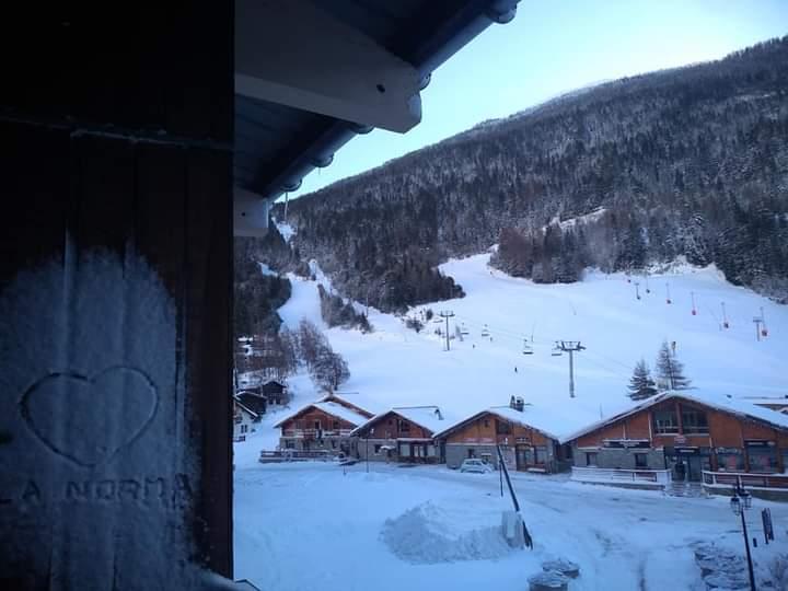 Vue depuis le balcon, vue sur le coeur de station piétonne et pistes
