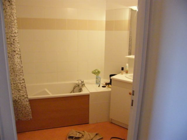 salle de bain avec baignoire