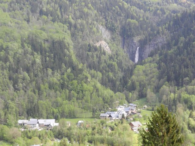 cascade de la Muzelle et hameau de l'Alleau.
venez découvrir les magnifiques randonnées de l'Oisans