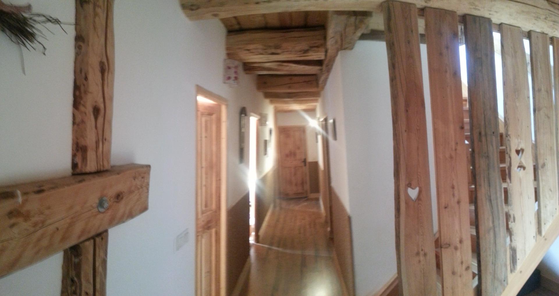 Au 1° ÉTAGE:
2 chambres lits douches avec douches à l'italienne et lavabos.
2 chambres lits simples et lits superposés.
1 douche commune et WC.
1 douche commun et WC. 
