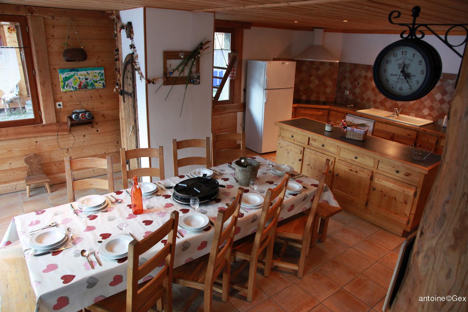 R.d.C: Espace de vie de 
Grande salle à manger; cuisine avec WC et lave mains avec accès direct à la terrasse