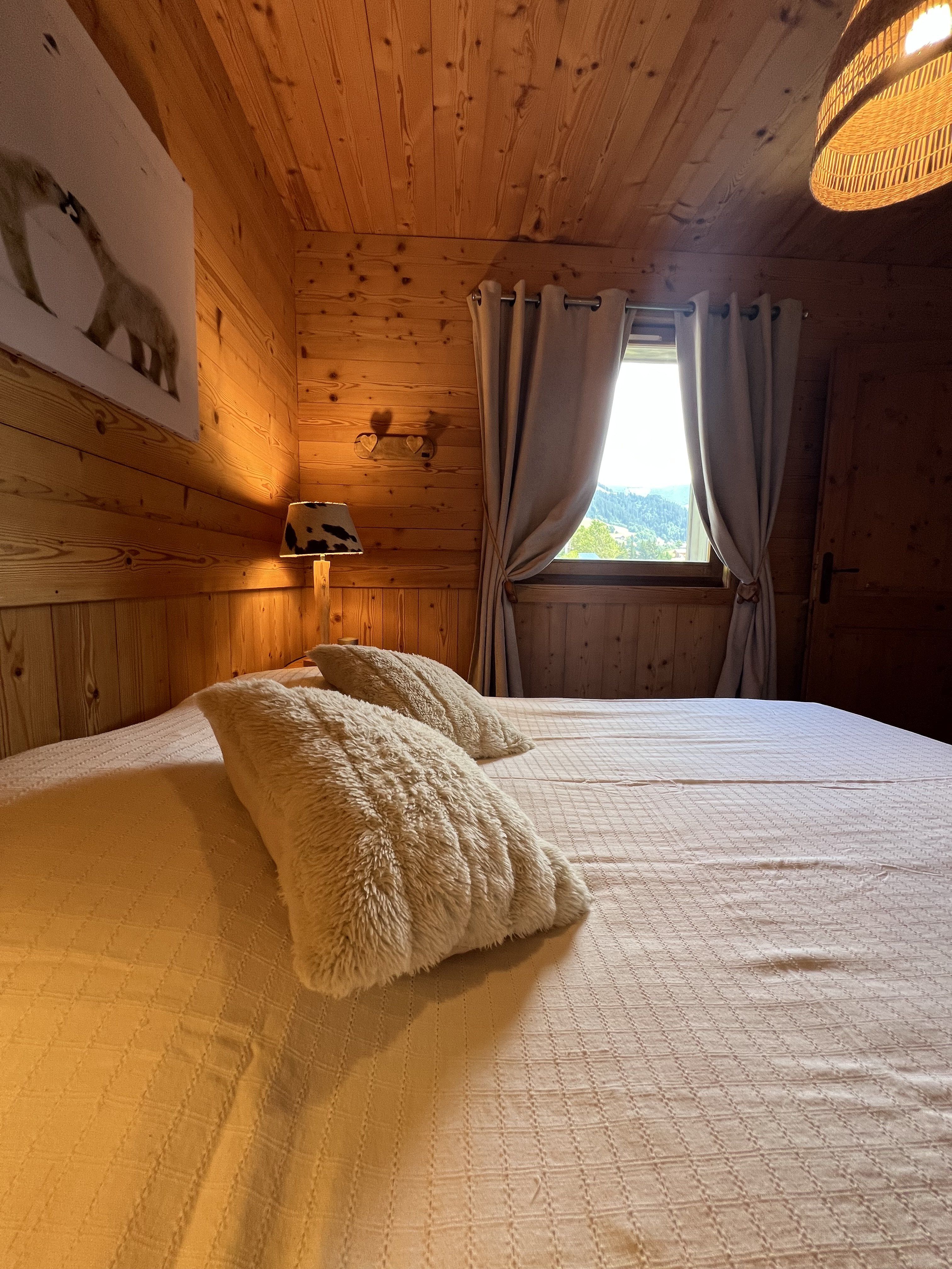 CHAMBRE COTÉ VORÈS
LIT QUEEN SIZE 160x200
VUE MONTAGNE