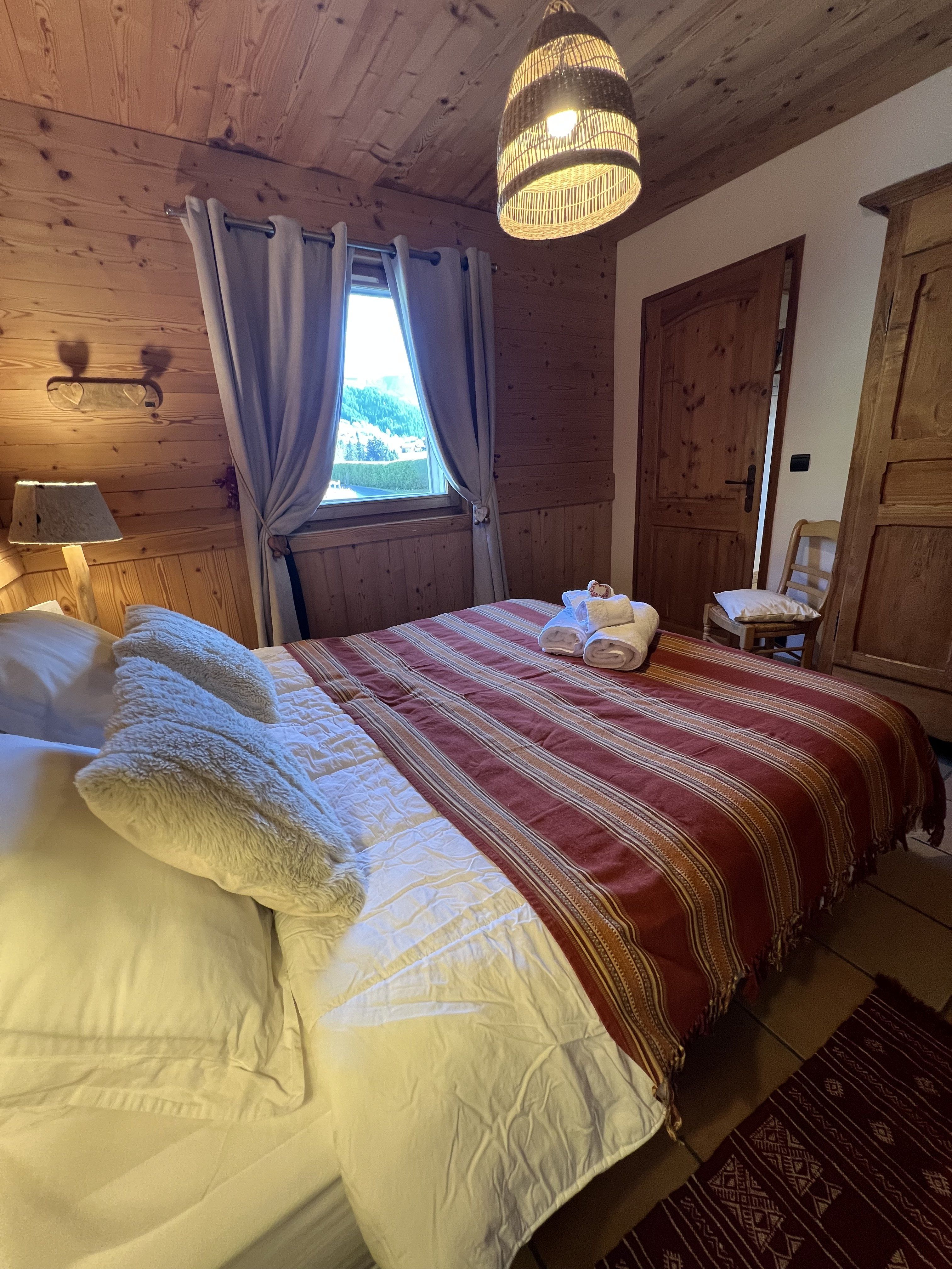 CHAMBRE COTÉ VORÈS
LIT QUEEN SIZE 160x200
VUE MONTAGNE