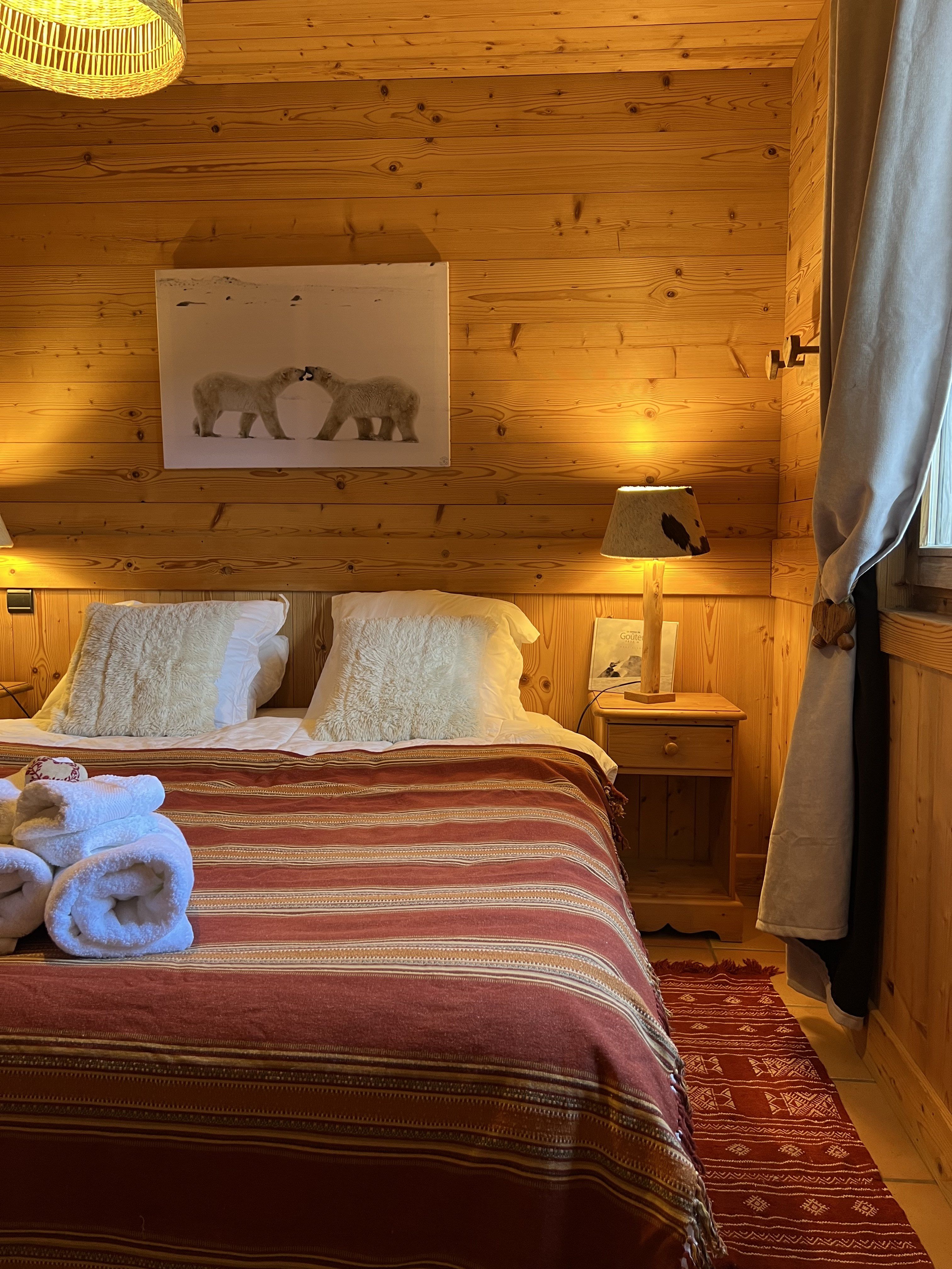 CHAMBRE COTÉ VORÈS
LIT QUEEN SIZE 160x200
VUE MONTAGNE