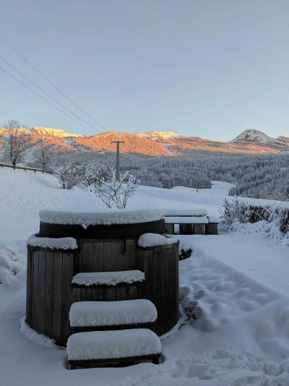 Le jacuzzi en bois face aux montagnes