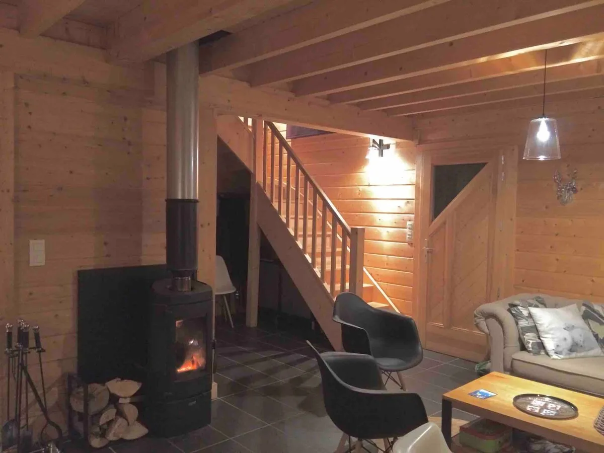 Le poêle à bois et l'escalier, ambiance chalet