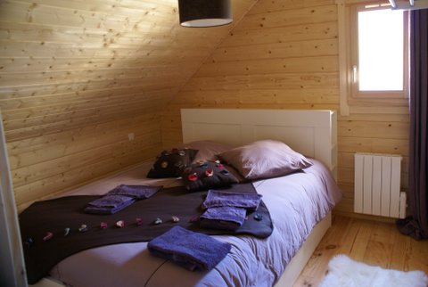 troisième chambre de l'étage avec un lit de 160/200 comprenant des rangements dessous