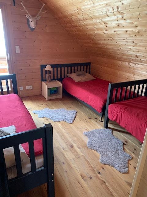 chambre avec trois lits pour une personne 