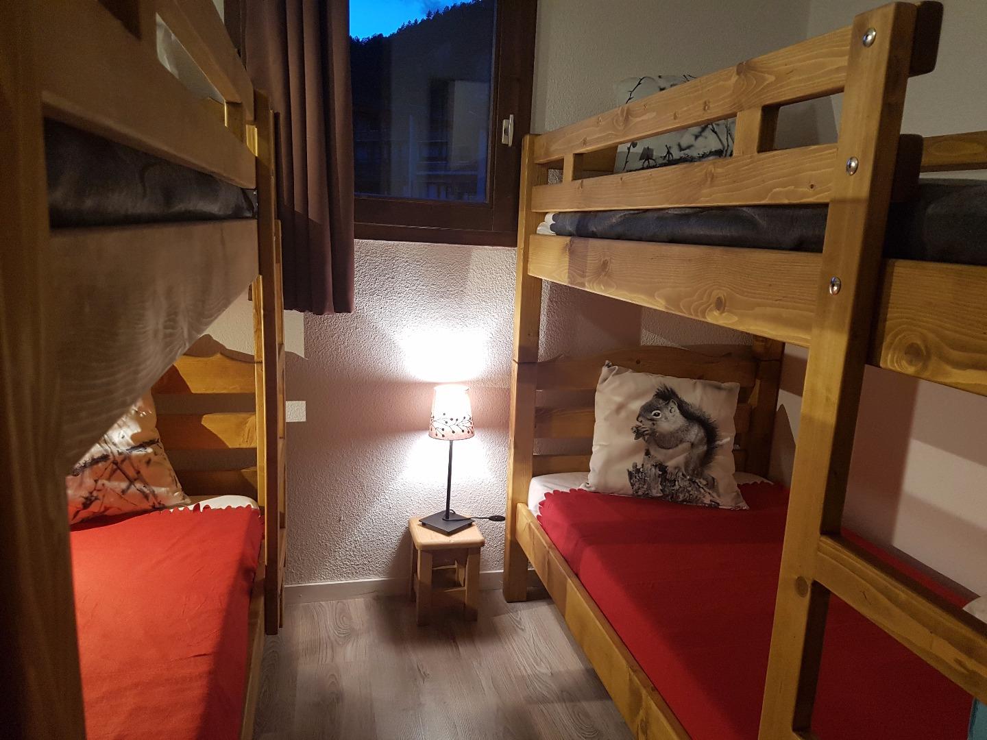 Chambre avec 2 lits superposés à l étage avec tv