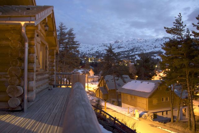 sur la gauche: vue sur les pistes de skis, photo prise de la terrasse du séjour