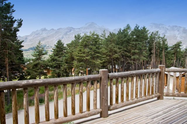 Vue sur les montagnes du Devoluy de la vaste terrasse