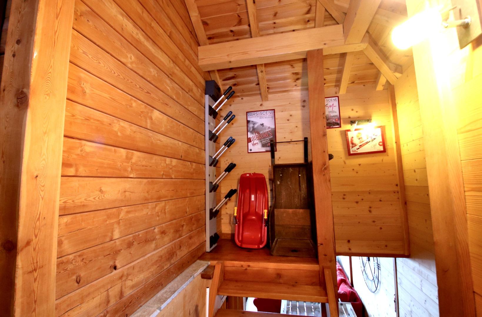 L'entrée du chalet avec un appareil chauffe chaussures, un endroit pour ranger les skis, et des luges à disposition