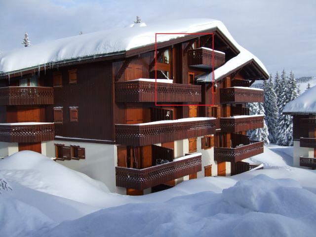 Vue extérieure sur le chalet l'hiver: départ et retour skis aux pieds