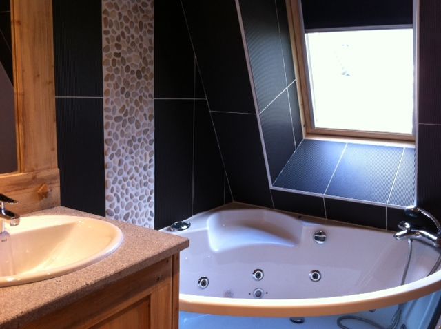 SALLE DE BAINS AVEC JACUSI