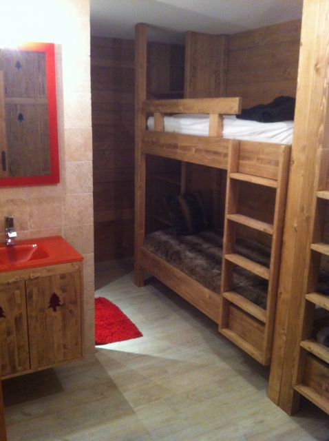 chambre 2 avec 4 lits superposés + baignoire et plan vasque