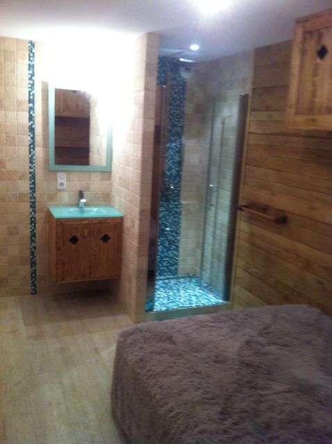 chambre 1 avec sa salle d'eau