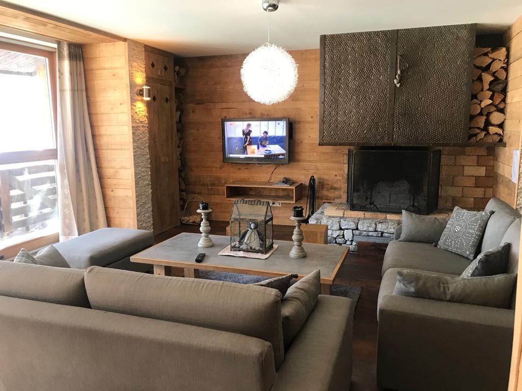 salon avec coin cheminée