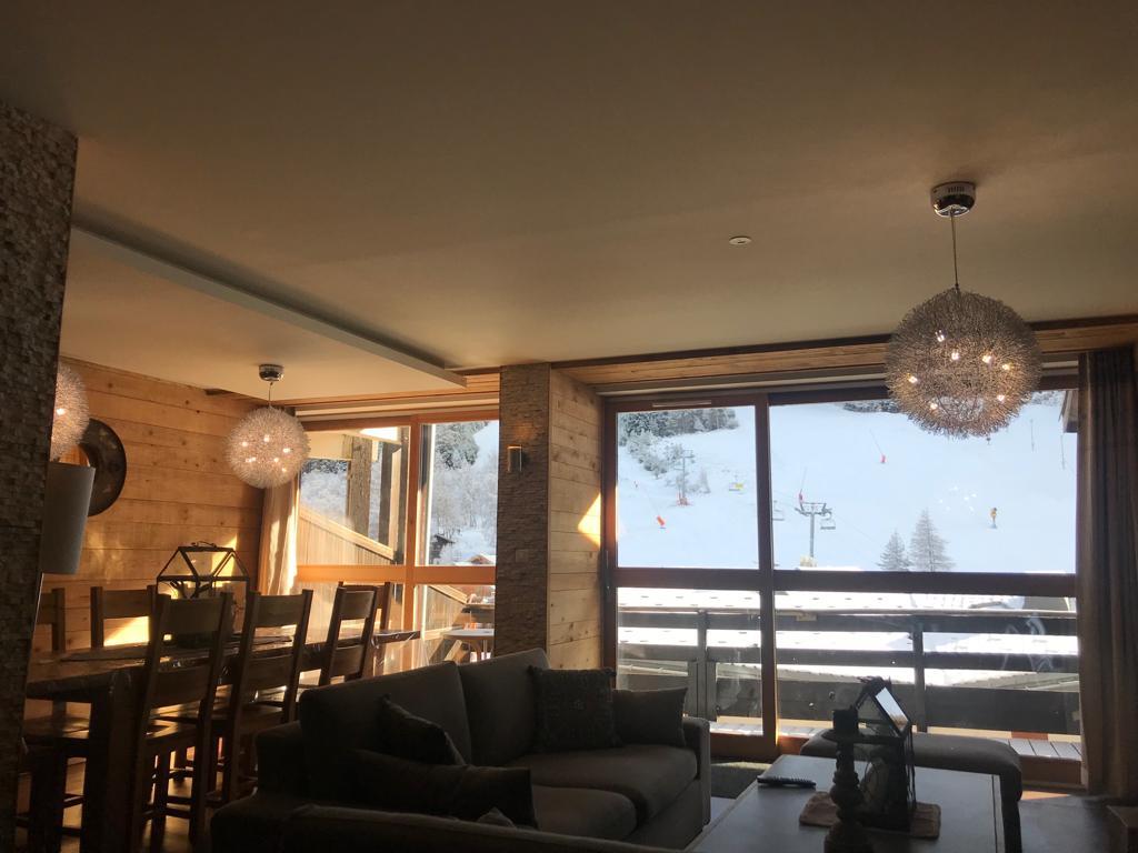 grande pièce salon - salle à manger avec vue sur la terrasse et les pistes plein sud 