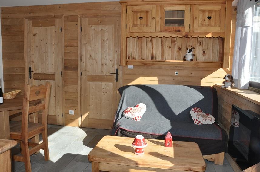 coin salon avec canapé BZ pouvant servir de 2 couchages et les 2 portes des chambres