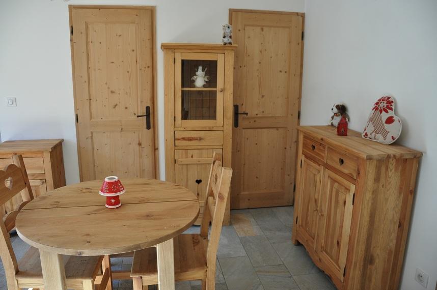 coin repas avec porte salle de bain et WC