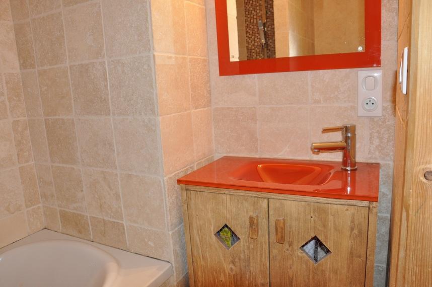 salle de bain avec plan vasque et baignoire + sèche serviettes