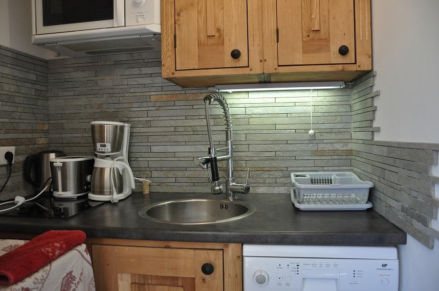 coin cuisine équipé avec grand frigo, lave-vaisselle, four micron-ondes, mini four-grill