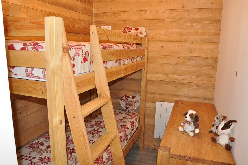 chambre 1 avec 2 lits superposés et 1 armoire rangement