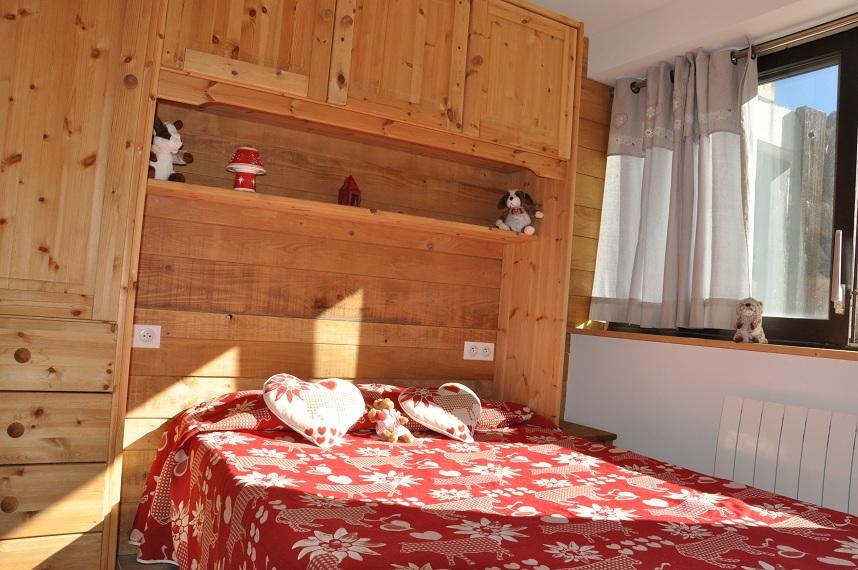 chambre 2 avec 1 lit double et armoire et placards de rangement