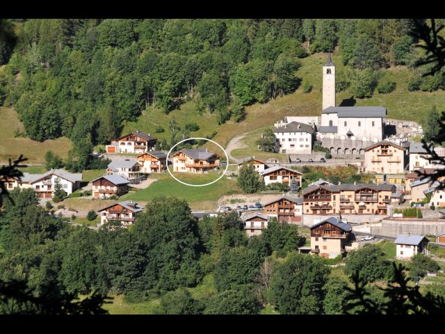 Chalet situé dans le village de Peisey-Nancroix (à gauche de l'église sur la photo)
En option, possibilité de bénéficier d'une terrasse de plein pieds côté jardin et d'une chambre supplémentaire (à confirmer selon disponibilité)