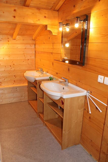 lavabos de la salle de bain de l'étage