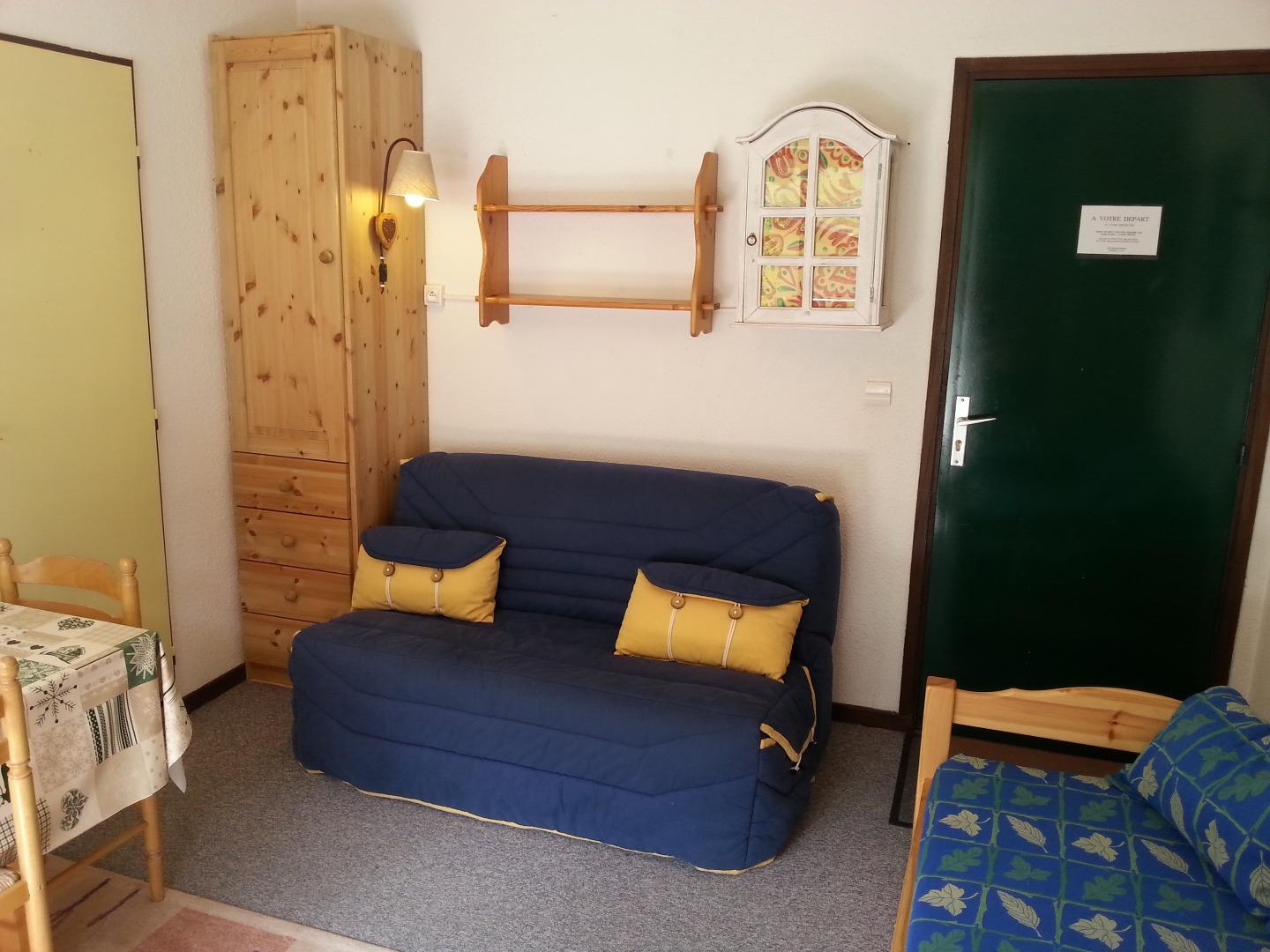 Studio équipé d'une banquette BZ confortable pour un couchage en 140.