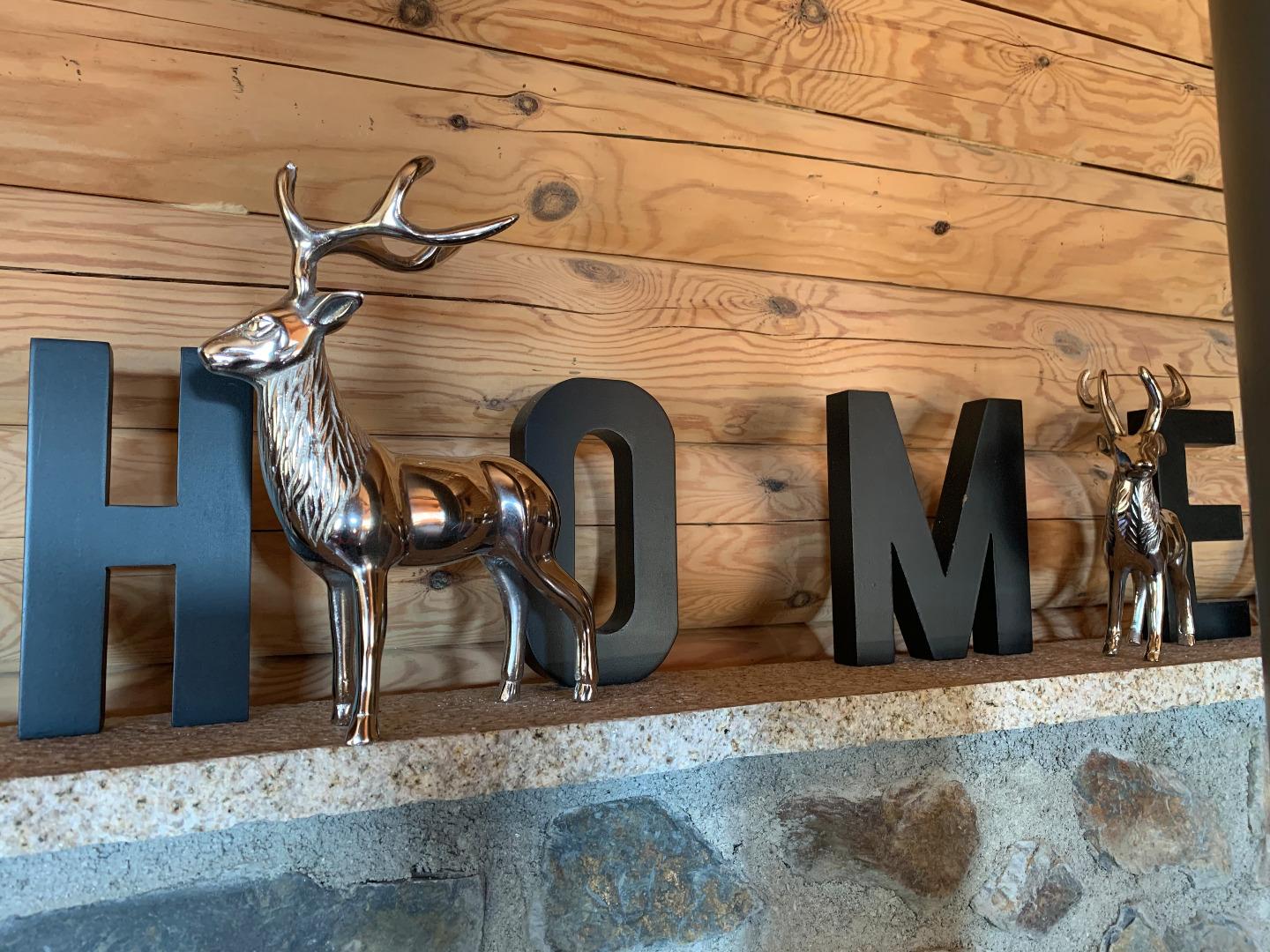 DECORATION ET EQUIPEMENT
La décoration du chalet est vraiment très soignée afin de se plonger rapidement dans l'ambiance chalet et il est également très bien équipé pour se sentir tout de suite comme chez soi. Notez qu'un équipement bébé est également di