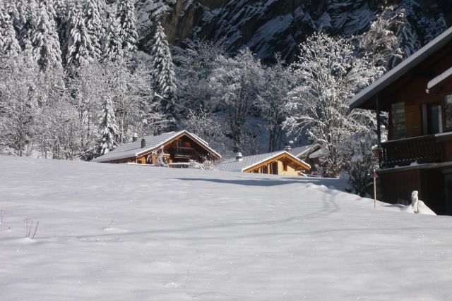 Le petit chalet, en clair, à côté du champ de luge et départ skis aux pieds