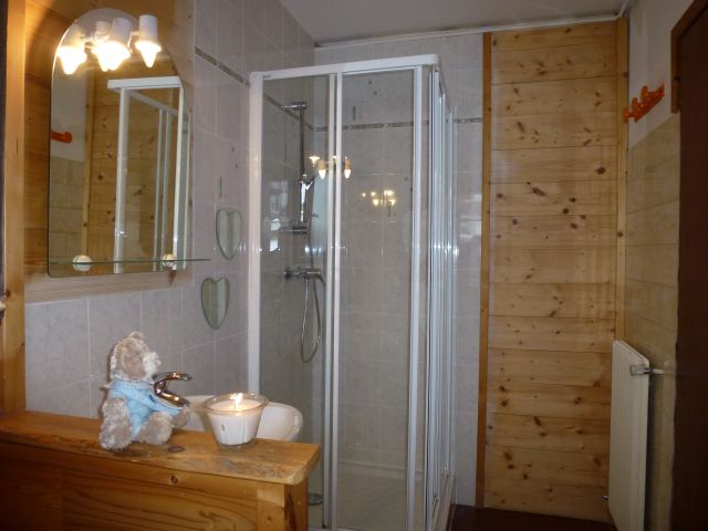 salle de bains avec cabine douche WC et lavabo
