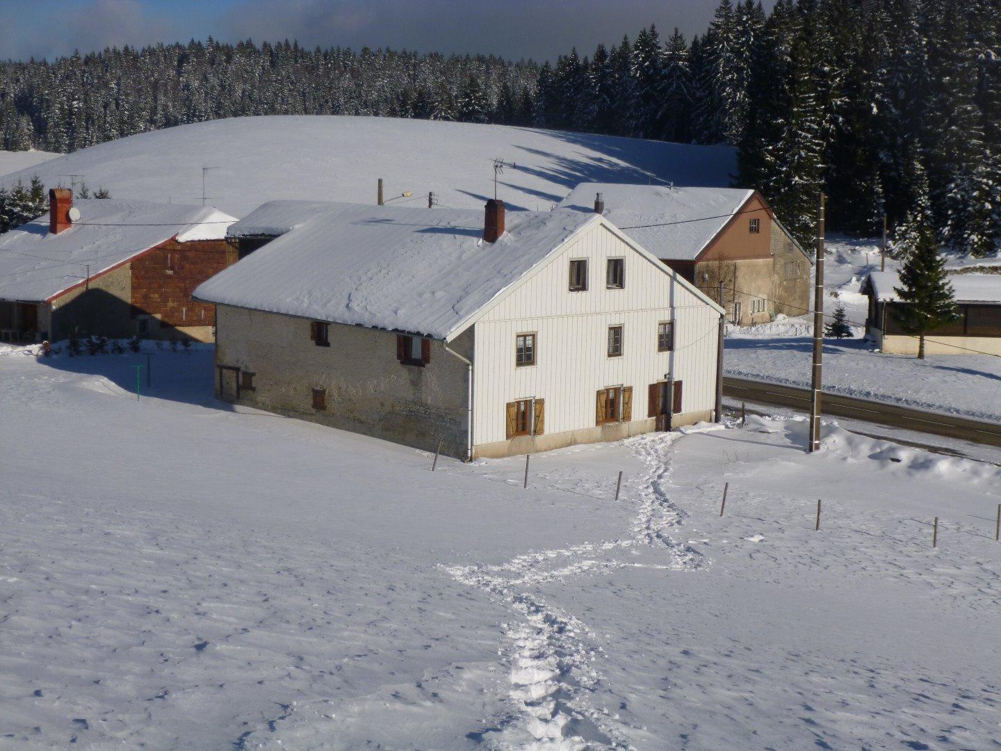 Le Cernois (à 1100m d'altitude) est situé entre Chaux-Neuve et Chapelle des Bois.
A 2 kms du Pré-Poncet un des sites le plus enneigé du Massif Jurassien.
