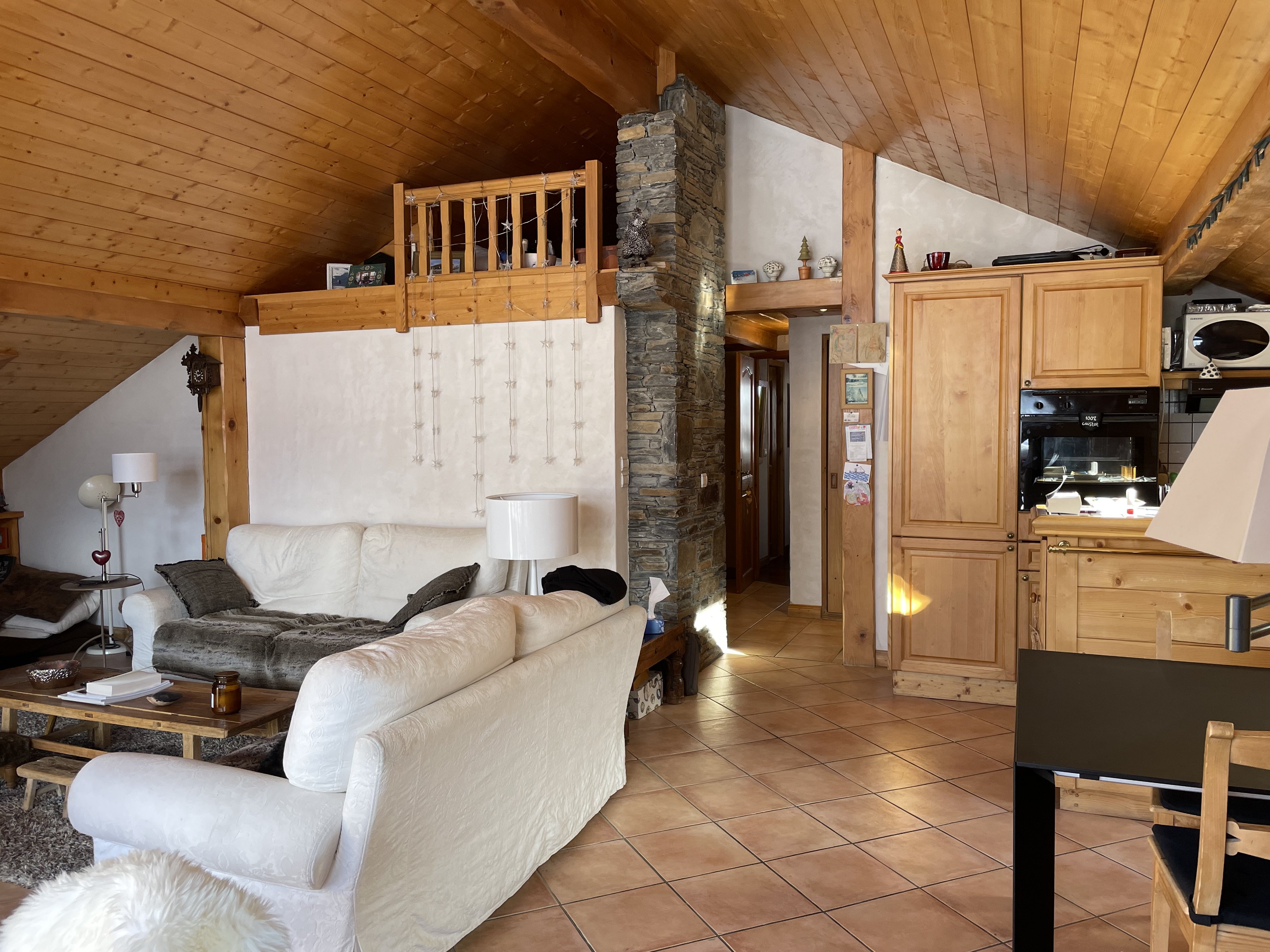 salle de séjour (vue de la baie vitrée) , avec une petite mezzanine très prisée par les enfants 