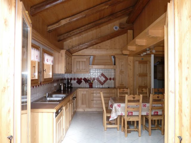 Vue sur la cuisine à l'américaine depuis la porte-fenêtre