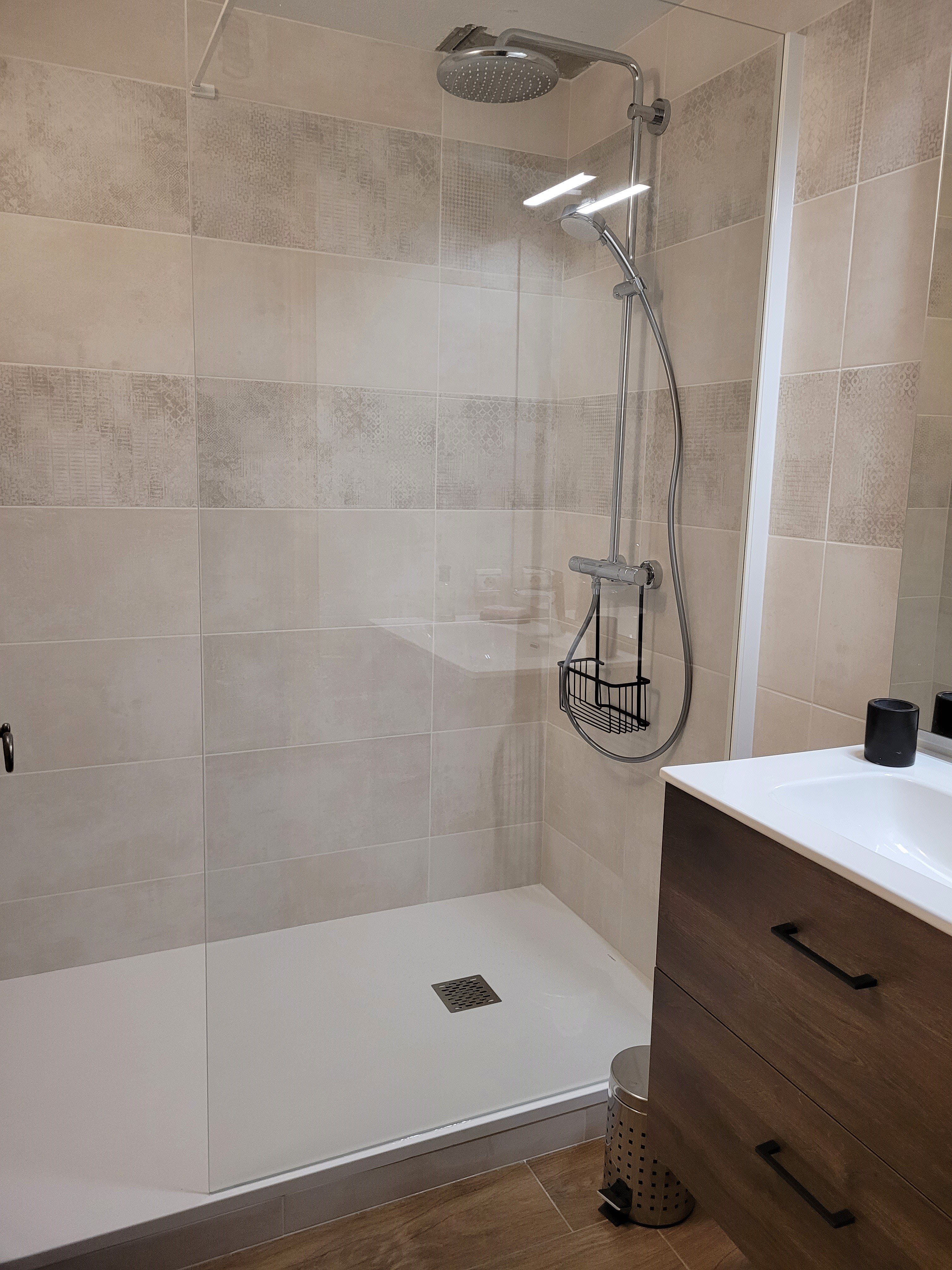 Une salle d'eau avec douche