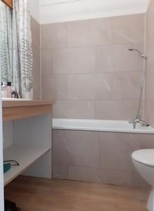Salle de bains avec baignoire et WC