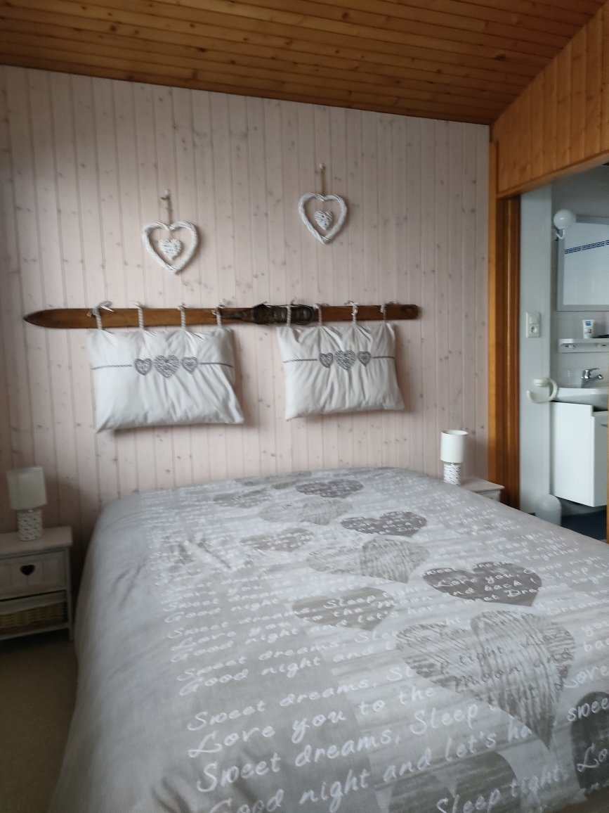 chambre  avec  balcon lit 160X200 et coin douche et lavabo