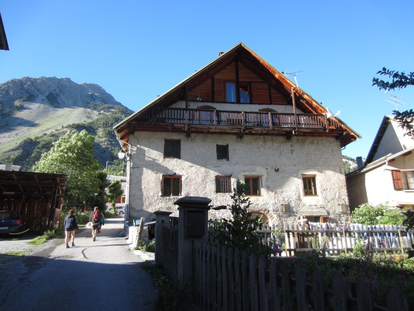 Très grand appartement avec balcon pour environ 12 personnes dans une maison typiquement névachaise. Orientation du balcon: plein sud. 