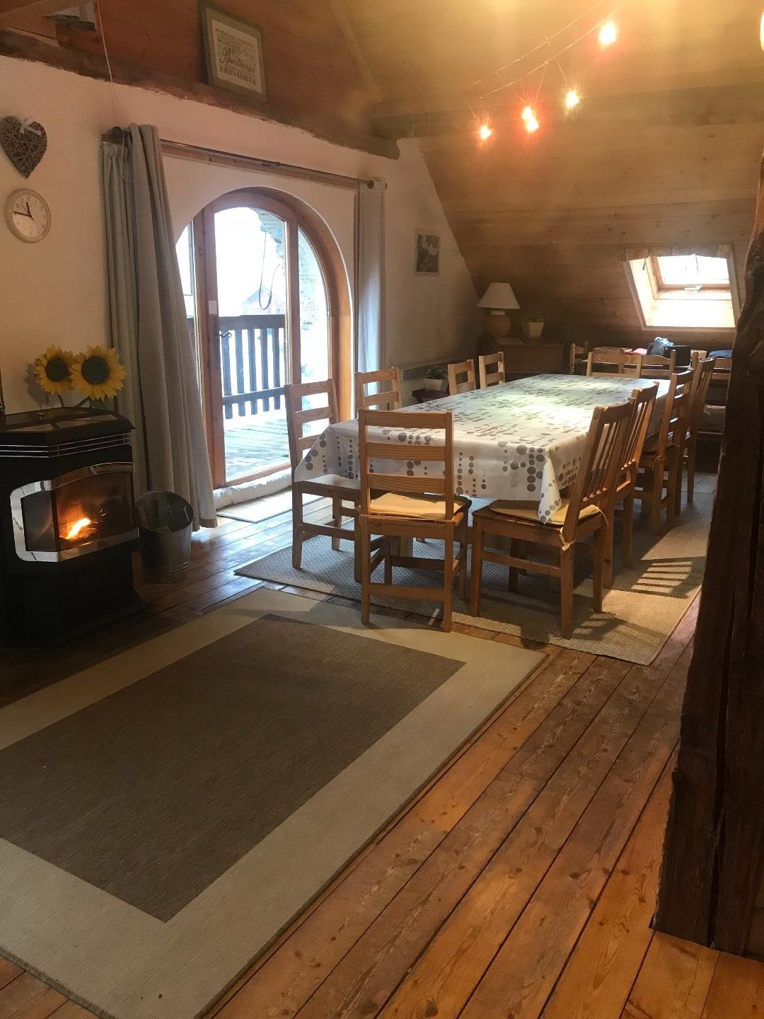 Très grande salle à manger séparée du séjour par un espace chaleureux avec poêle à granulés 