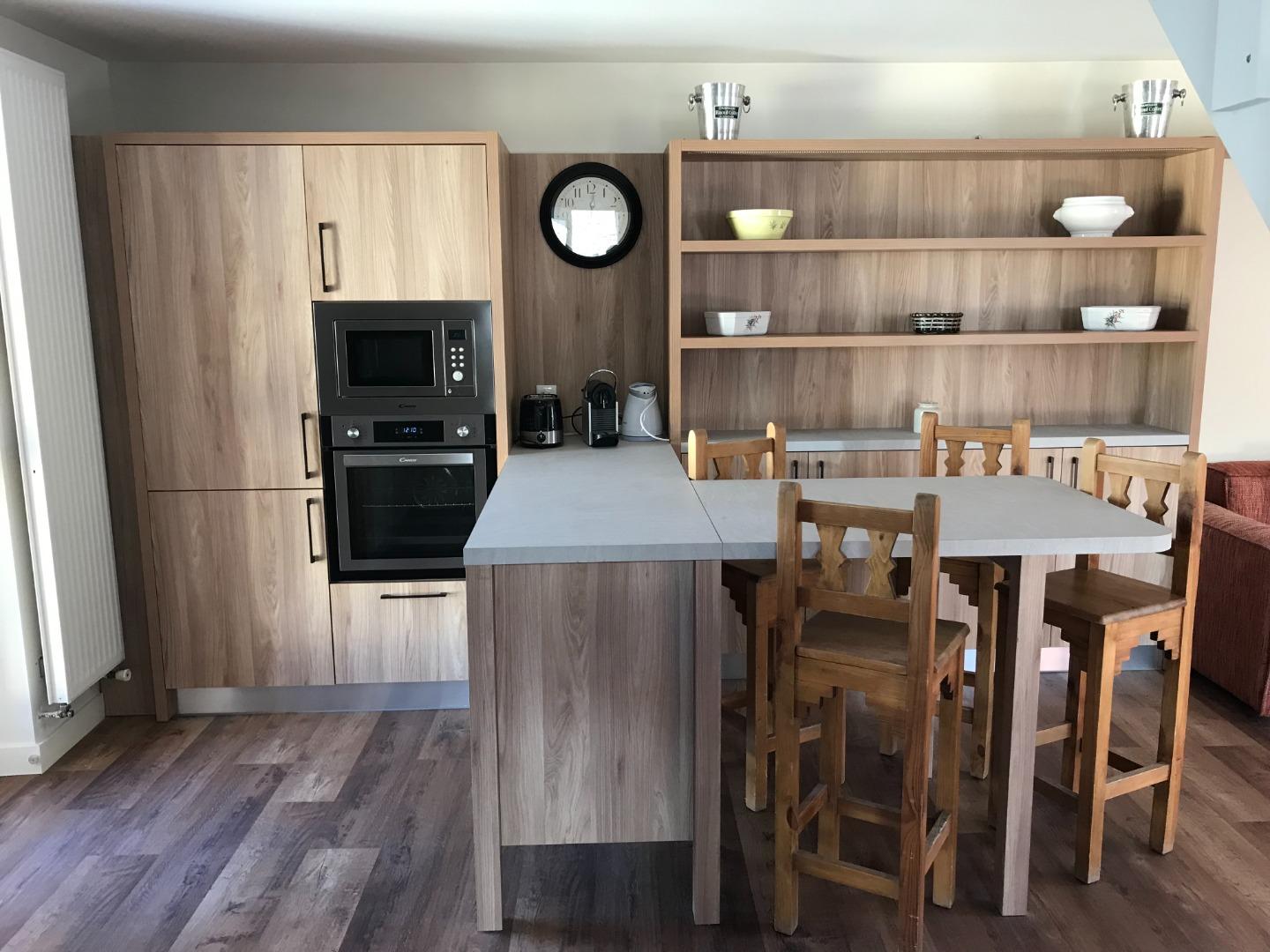 Mange debout et une partie de la cuisine
