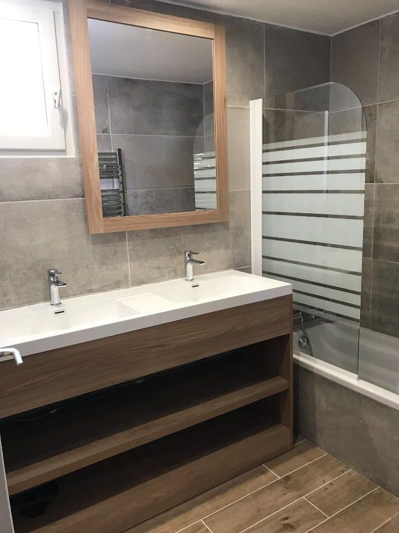 Salle de bains du RDC avec baignoire et double vasque