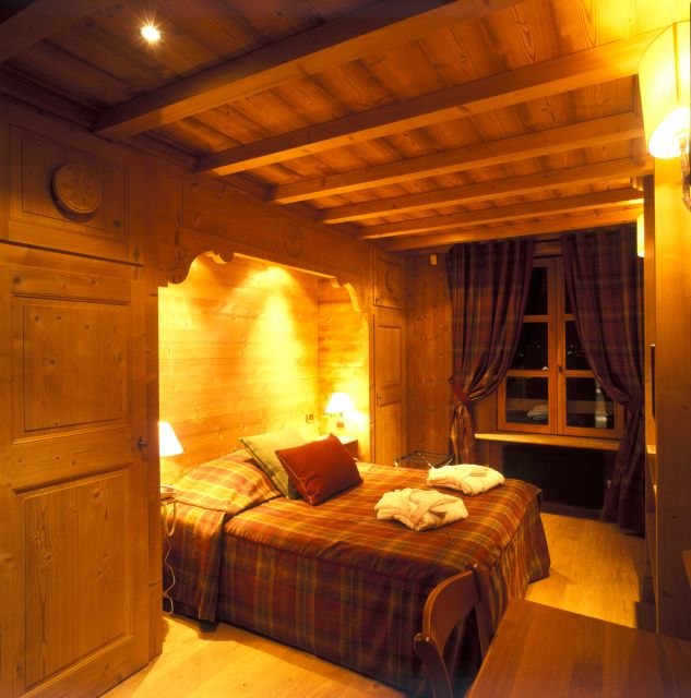 chambre double avec salle de bain attachée et vue sur Val d'Isère
